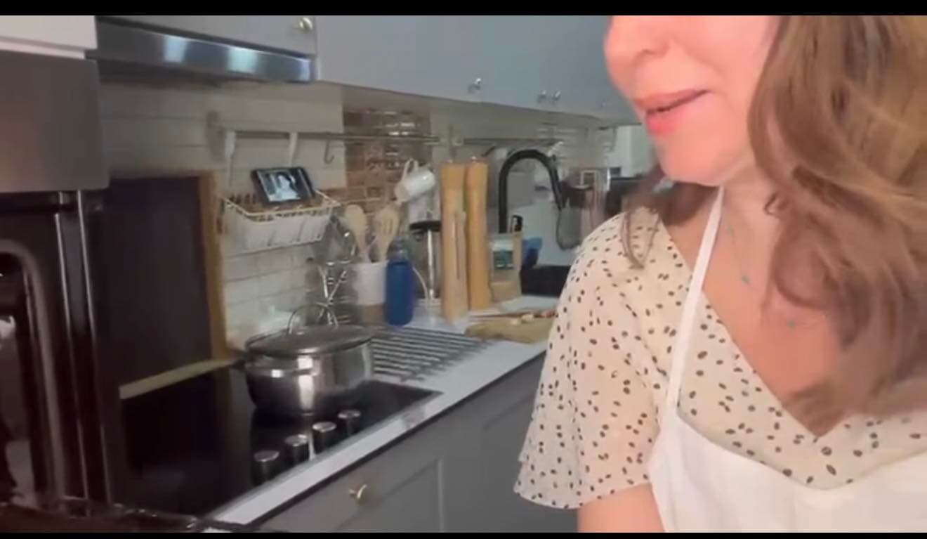Adelina Thaçi, këndon e gatuan për Bajram, ushimi i saj qenka i veçantë