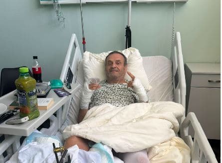 Familja e Sinan Vllasaliut jep lajmin e shumëpritur: Këngëtari po përmirësohet pas aksidentit me motor