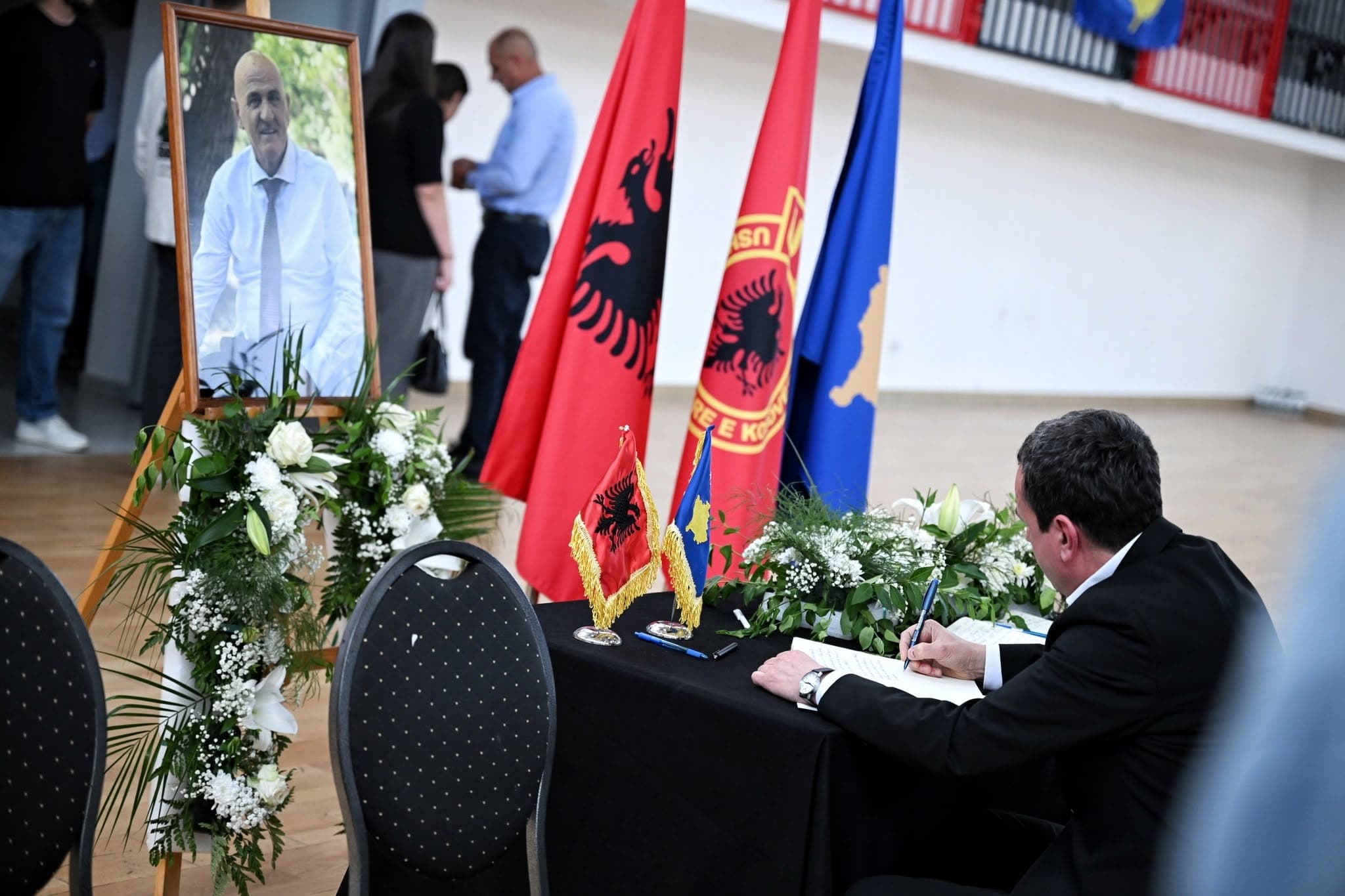 Featured image for Kurti viziton për ngushëllime familjen e Sahit Jasharit