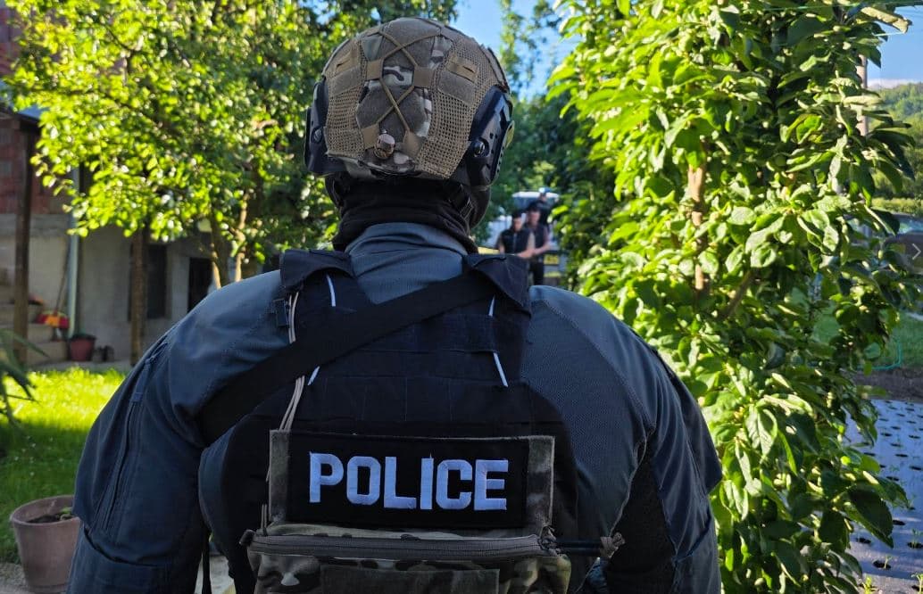 Featured image for Arrestohen pesë persona, dyshohen për krime lufte