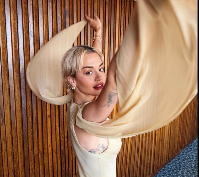 Rita Ora ndez atmosferën para festivalit Isle of Wight