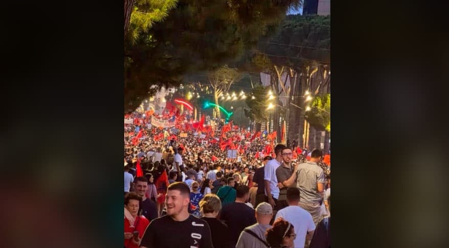 Featured image for VV përzihet në punët e Shqipërisë, deputeti i Kurtit shkon të protestoj në Tiranë