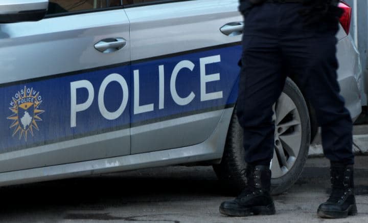 Shoqërohen në Polici 4 persona, shkruan grafitin “Kosovska Mitrovica“