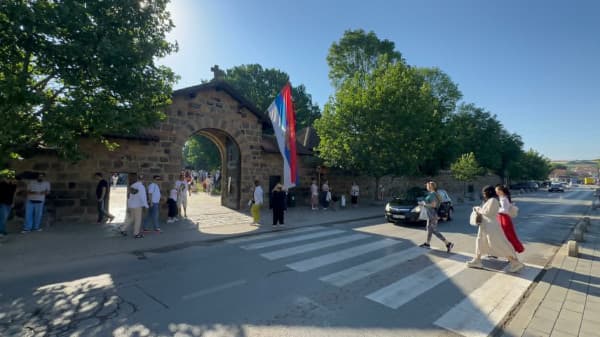 Featured image for Serbët nisin të mblidhen në Manastirin e Graçanicës
