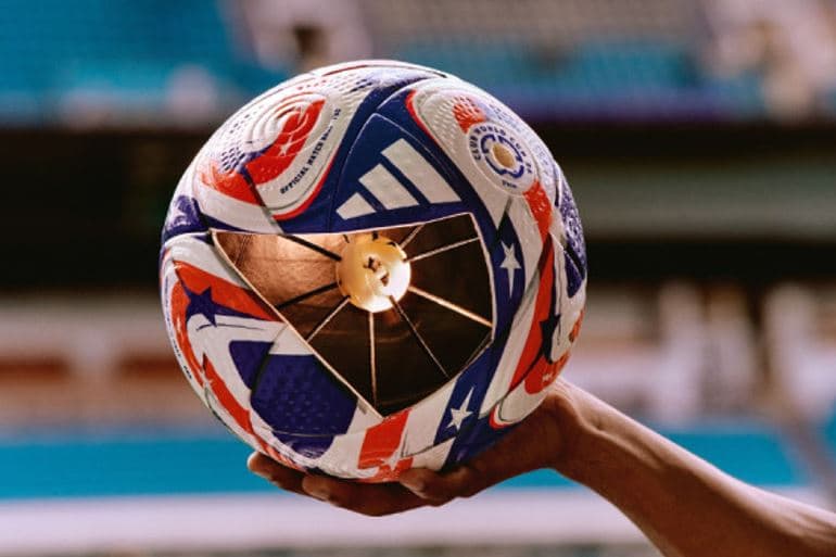 Featured image for Topi i Botërorit ndez polemika, Schmeichel: Është ndërtuar për të shënuar gola