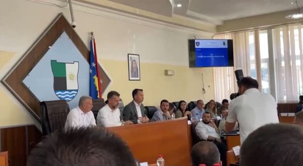 Featured image for Përplasje në kuvendin e Mitrovicës së Jugut, Shefki Begu e quan Valon Brahimin “injorant”