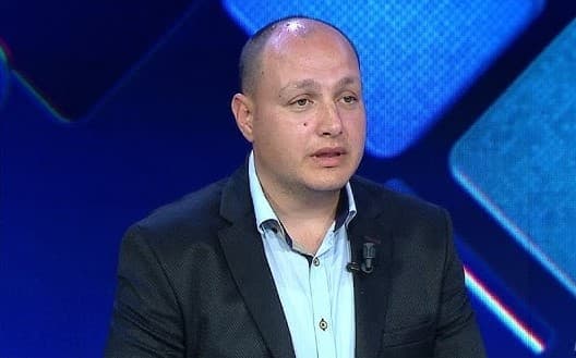 Featured image for E trishtë: Gazetari Enrik Mehmeti humb jetën në një aksident rrugor