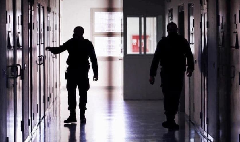 Arratiset gjatë trajtimit mjekësor, i ndaluari zhduket nga mbikëqyrja policore