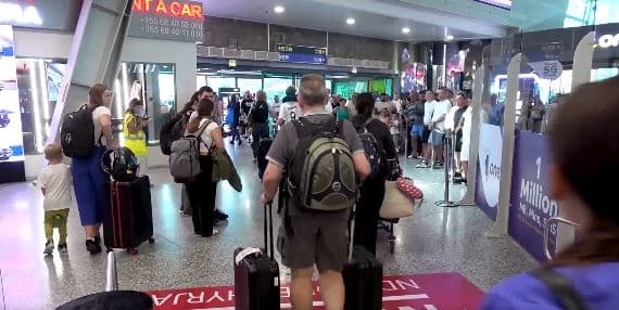Featured image for Deri në 56 mijë pasagjerë në ditë, Shqipëria shënon fluks rekord të sezonit turistik