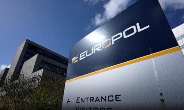Featured image for Europol shkatërron rrjetin e trafikimit të emigrantëve në Ballkan, shtatë arrestime gjatë operacionit ndërkombëtar
