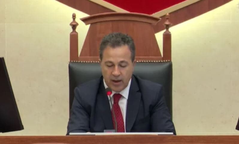 Featured image for Nis seanca në Kuvendin e Shqipërisë përkundër tensioneve në protestën jashtë