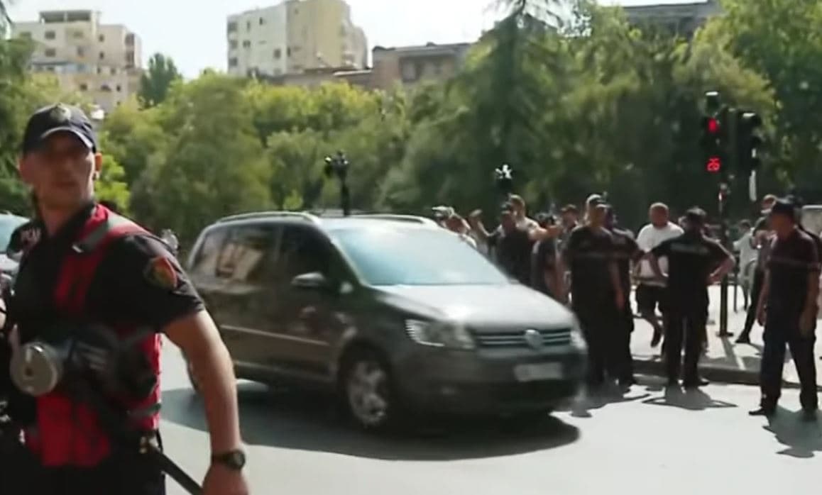 Featured image for Kaos brenda e jashtë Kuvendit, 6 policë të plagosur dhe 17 protestues në spital