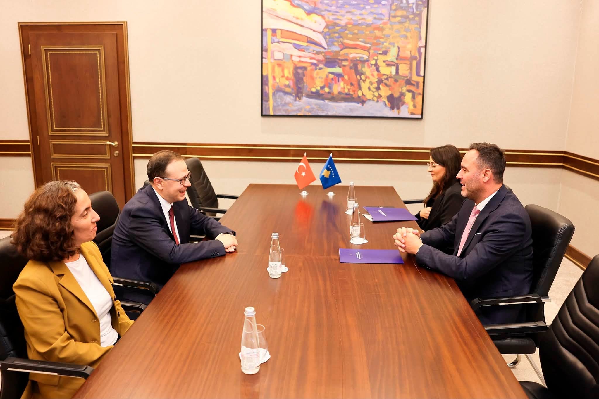 Kryediplomati Konjufca priti në takim lamtumirës ambasadorin turk