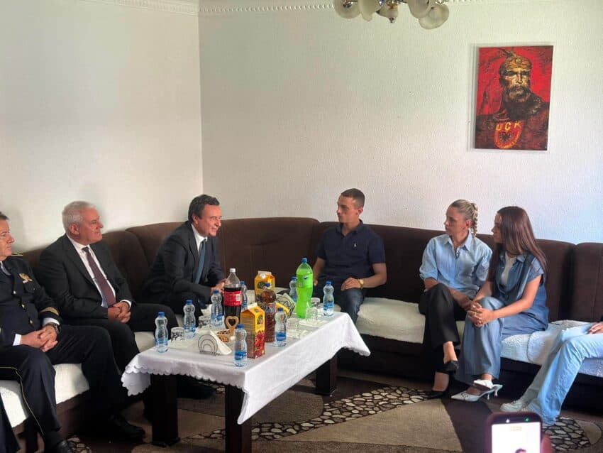 Featured image for Kurti viziton familjen e heroit Enver Zymberi, në 15 vjetorin e vdekjes së tij
