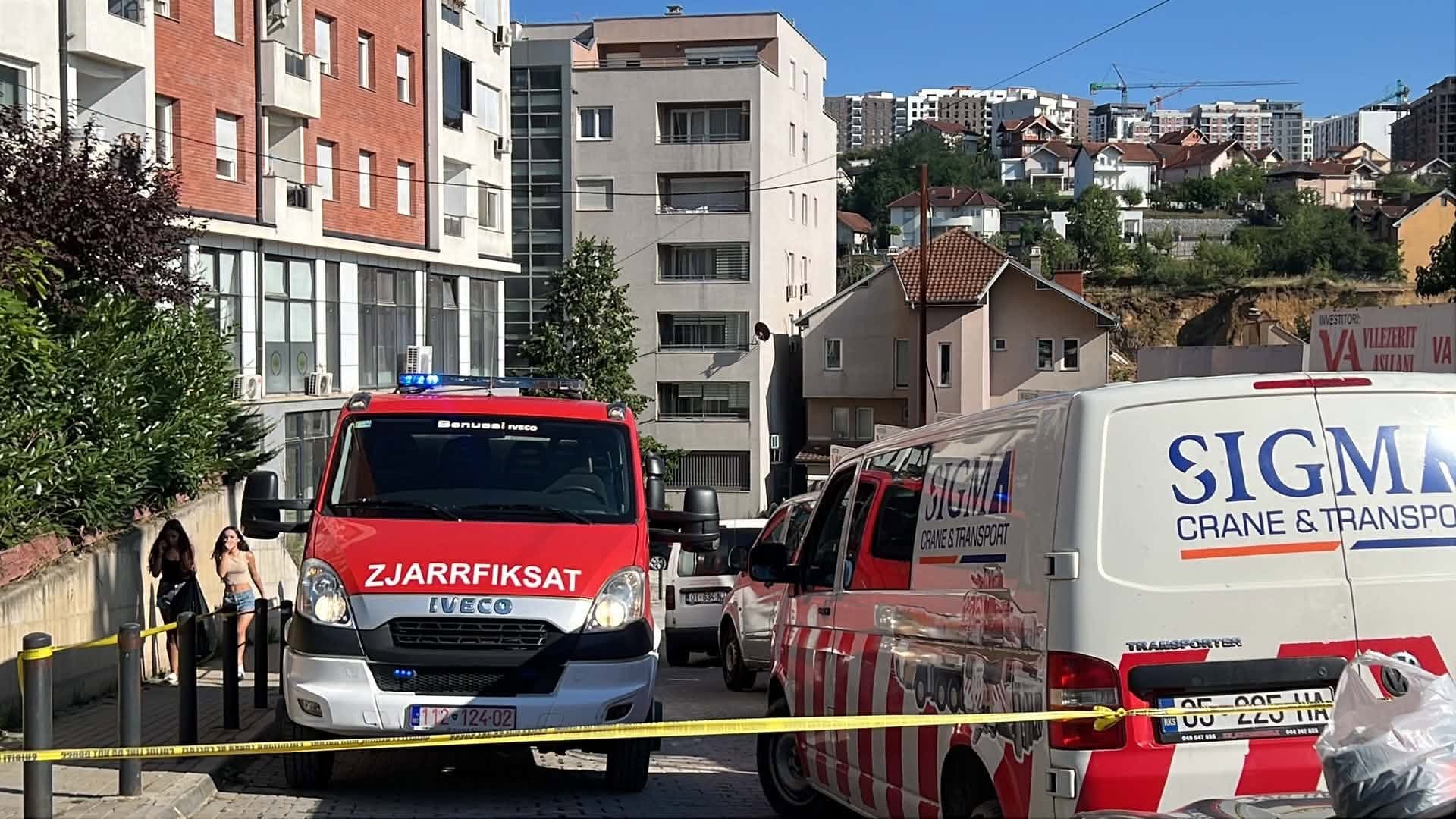 Featured image for “Nuk arriti t’i mbijetojë plagëve dhe ka ndërruar jetë” – Policia jep detaje, një punëtor i vdekur dhe një i lënduar pasi u rrëzua vinçi