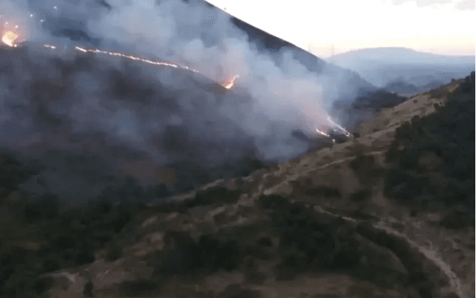 5 vatra aktive në Shqipëri, vijon puna për shuarjen e flakëve në zonat e vështira