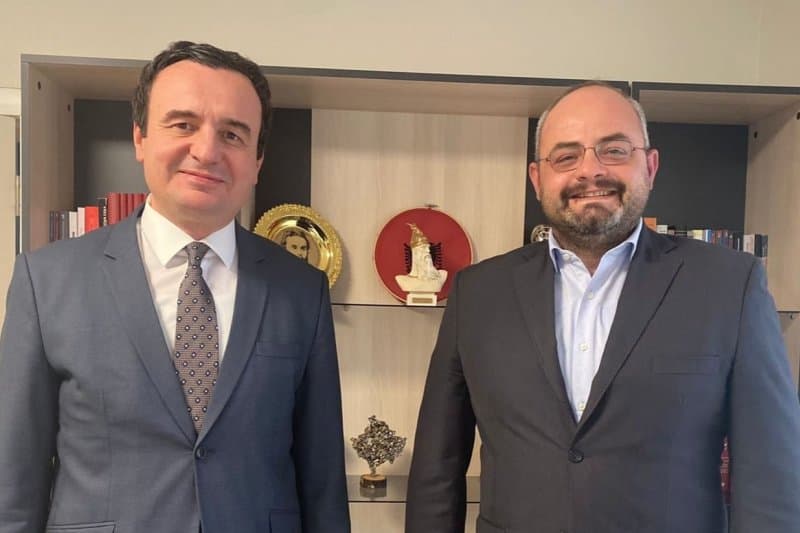 Albulena Haxhiu i jep nënshtetësinë e Kosovës Boiken Abazit, dikur ai ishte dëbuar nga vendi për cenim të sigurisë kombëtare