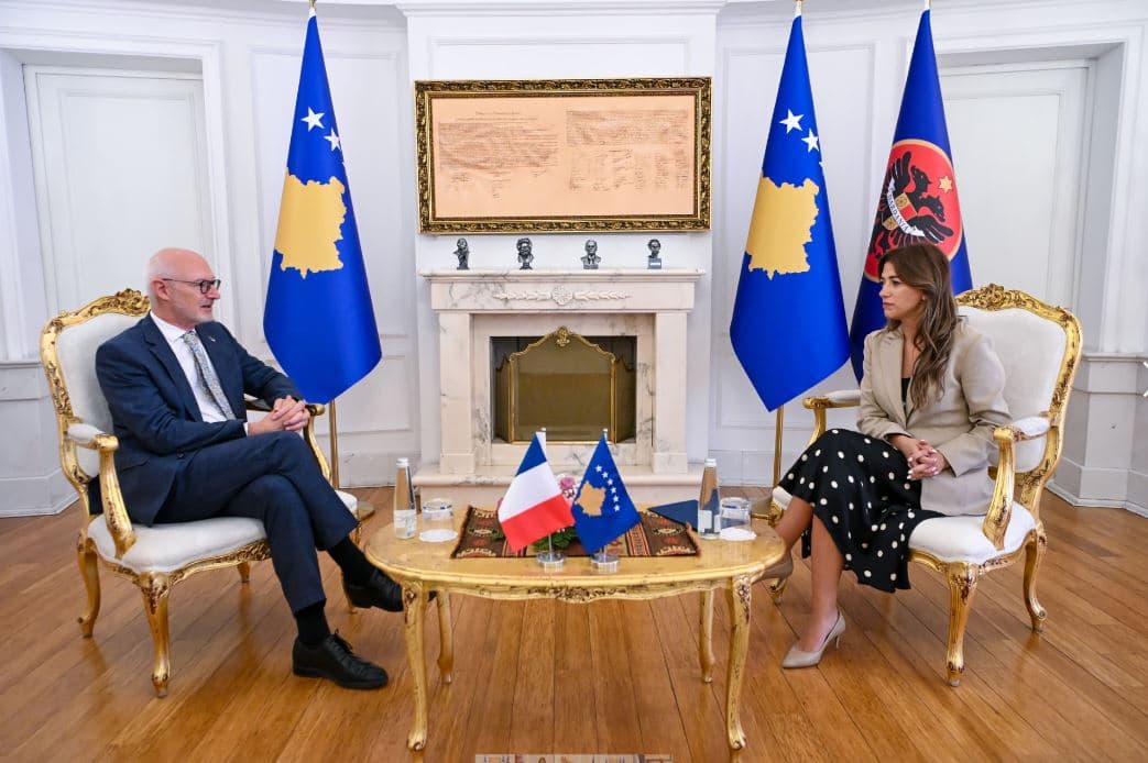 Albulena Haxhiu pret në takimin lamtumirës ambasadorin francez, Olivier Guérot