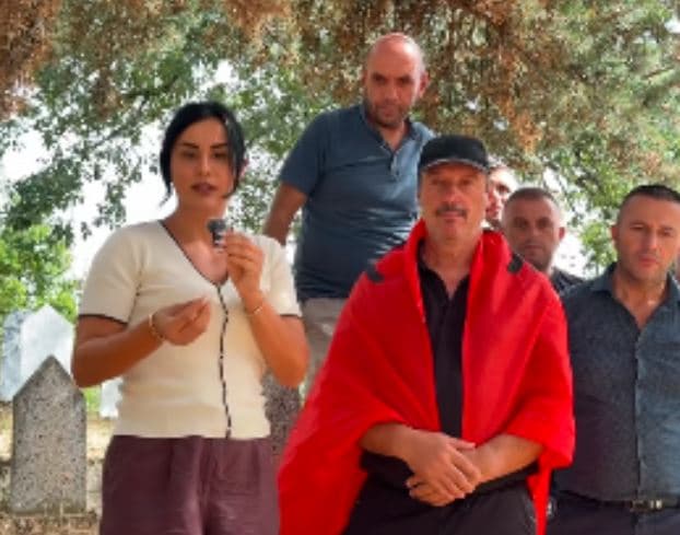 Djali i akuzon imamët se s’pranuan t’ia varrosin nënën me flamur kombëtar, xhamia e fshatit të Tetovës reagon