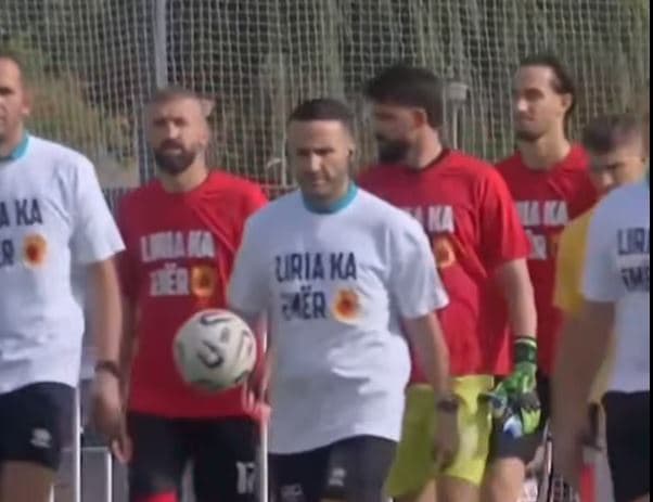 Featured image for E madhe kjo, futbollistët e Drenicës dhe Ballkanit hyjnë në fushë me maicat “Liria Ka Emër”