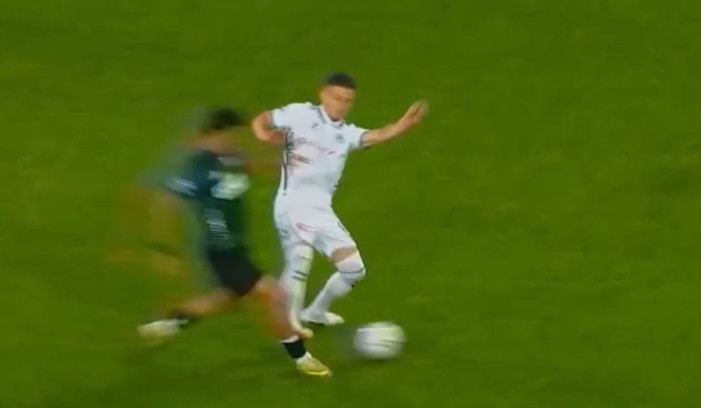 Featured image for Enis Bardhi e bën “të zezën”, përjashtohet tre minuta pasi u fut në lojë!