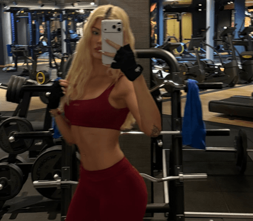 Featured image for Era Istrefi shfaqet në superformë, publikon foto nga palestra