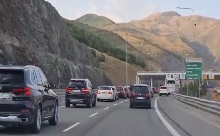 Fundjava e fundit e gushtit sjell fluks në Morinë, kolona të gjata drejt Shqipërisë