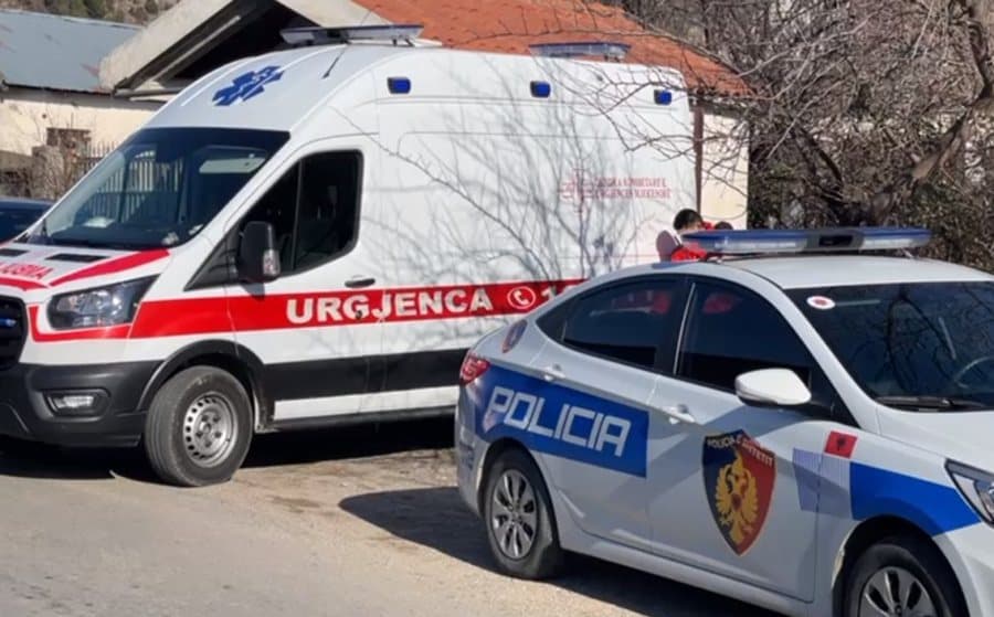 Këmbësorja me foshnjën 3-muajshe në krahë përplaset nga një veturë në Vlorë, kjo është gjendja e tyre
