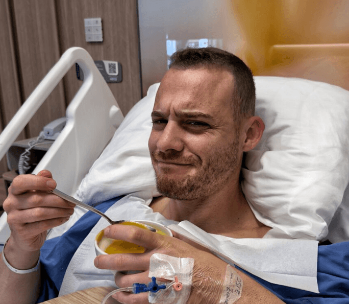 Featured image for Kerem Bürsin përfundon në spital, aktori tregon gjendjen pas ndërhyrjes