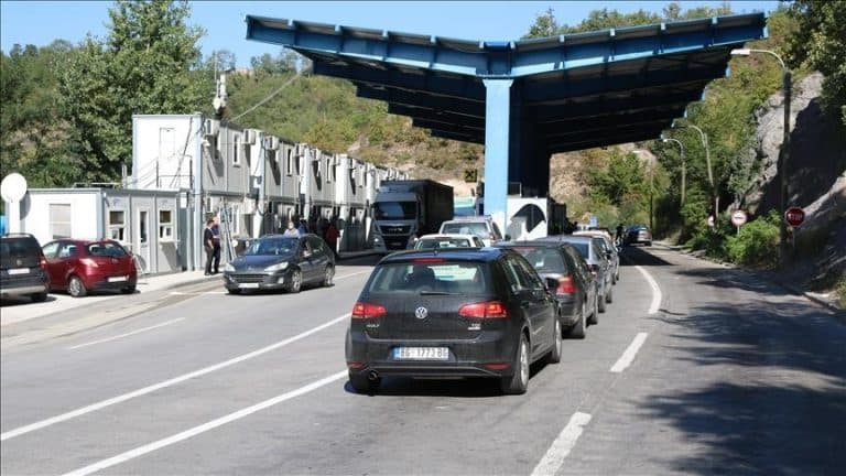 Kolona deri në 300 metra në Jarinjë, deri në 100 metra në Merdarë