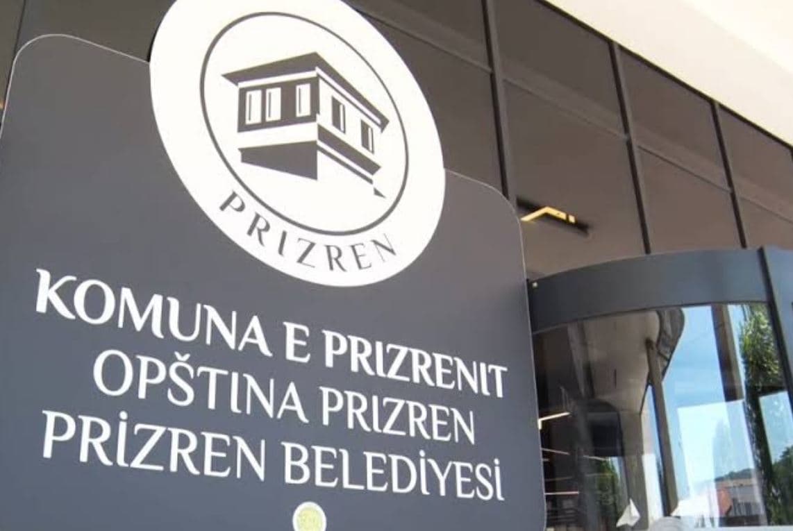 Komuna e Prizrenit me tenderë të njëpasnjëshëm për “konsulenta”- Edhe 21 mijë euro nga buxheti i shtetit për “konsulentë” që fusin të dhëna adresash