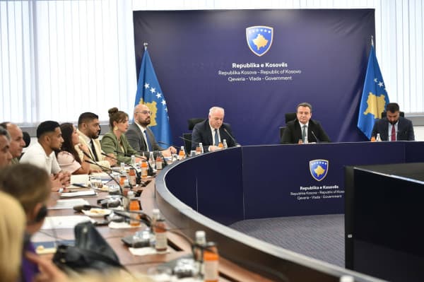 Kurti zotohet t’i zgjidh problemet e pakicave, bashkë me komunat