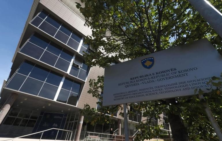 MASh kërkon nga prindërit verifikim të përdorimit të mjeteve për tekstet shkollore