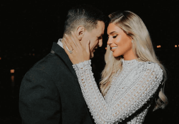 Moment romantik para pasqyrës, çifti i showbizit shfaqen më të afërt se kurrë