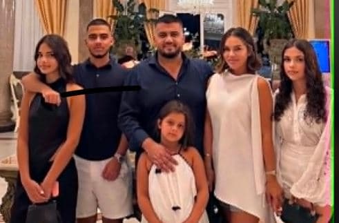 Featured image for Panoramë familjare/ Ermali dhe Ariana në pushime me fëmijët (Foto)