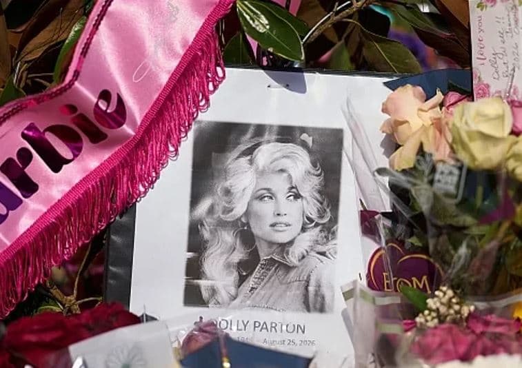 Featured image for Pas vdekjes së saj, Dolly Parton theu rekorde në transmetimet televizive dhe u bë artistja më e dëgjuar në botë
