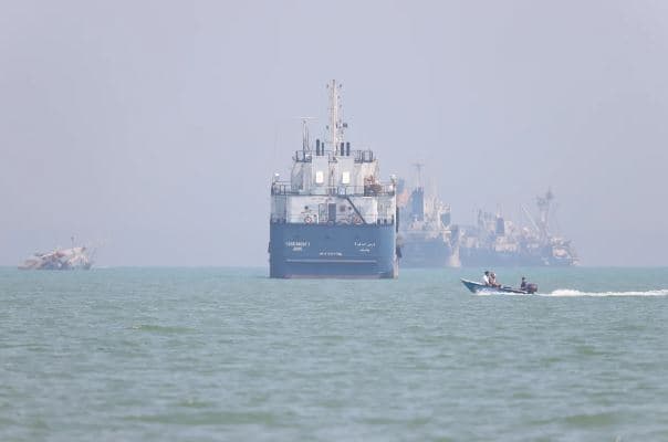 Përshkallëzohen tensionet në Hormuz, SHBA dhe Irani shkëmbejnë sulme
