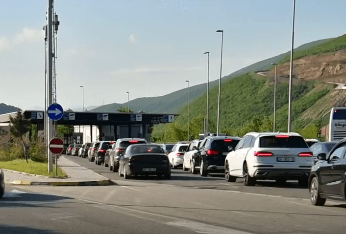 Pritje deri në 40 minuta në kufi, kolona 300 metra në Muçibabë