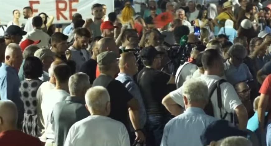 Protesta hyn në ditën e 90-të, qytetarët mblidhen sërish para Kryeministrisë