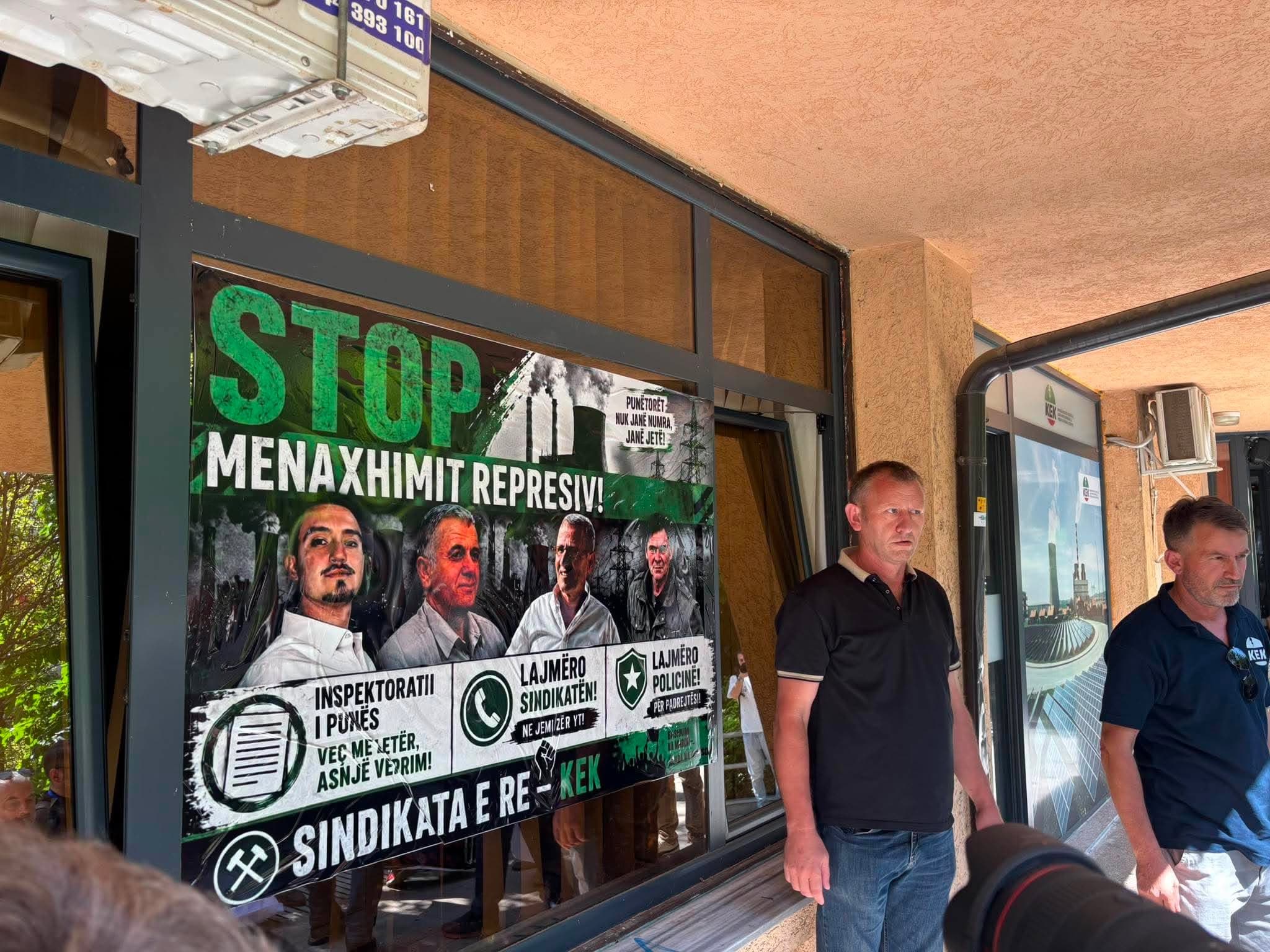 Featured image for “Stop menaxhimit represiv” Vdekja e 4 punëtorëve, sindikata e KEK-ut zhvillon një aksion simbolik