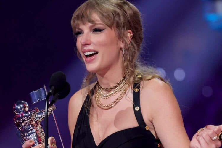 Featured image for Taylor Swift prek me gjestin humanitar, dhuron 50 mijë dollarë për nënën e tre fëmijëve të aksidentuar