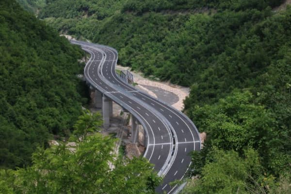 Të dielën kufizim qarkullimi në autostrada për kamionë me mbi 20 tonë