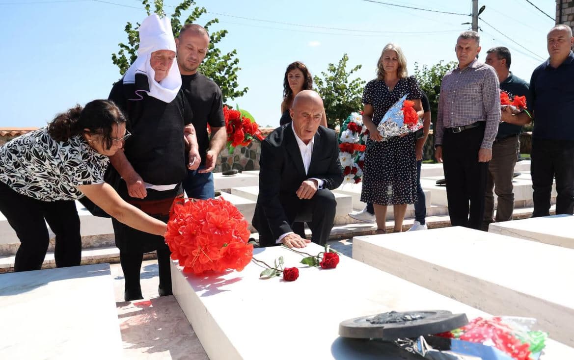 Featured image for Haradinaj përkujton dëshmorët e rënë në Gllogjan e Hereq: Nuk u thyem, vazhduam luftën deri në çlirimin e Atdheut