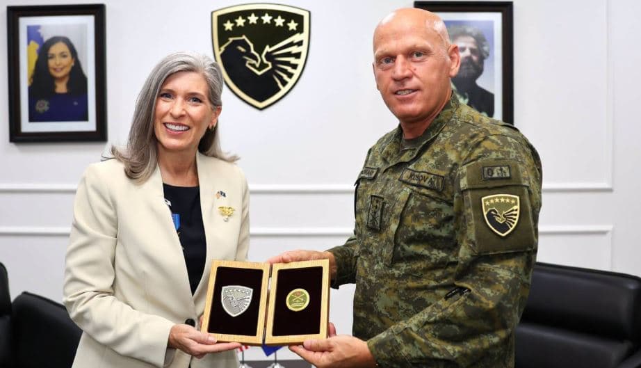 Featured image for Komandanti i FSK-së priti në takim senatoren Ernst, diskutohet forcimi i bashkëpunimit