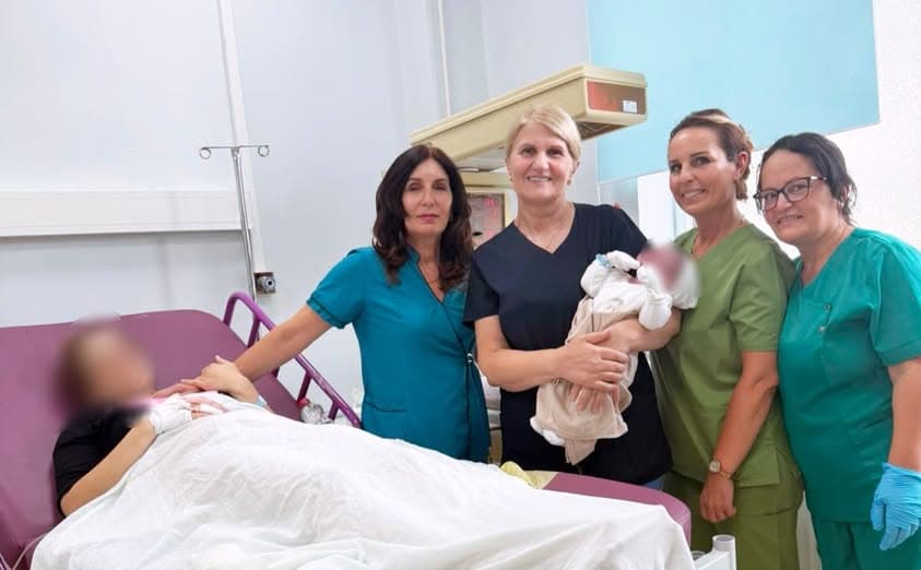 Featured image for Në Spitalin e Mitrovicës kryhet një lindje natyrale, një bebë mbi 5 kilogramë