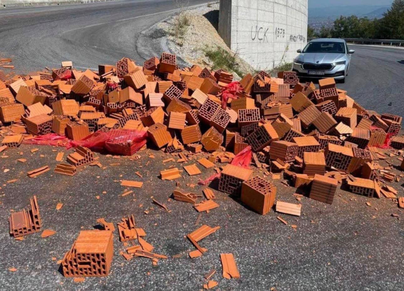 Bllokat bien nga kamioni në rrugën Zhur–Dragash, gjobitet shoferi me 300 euro