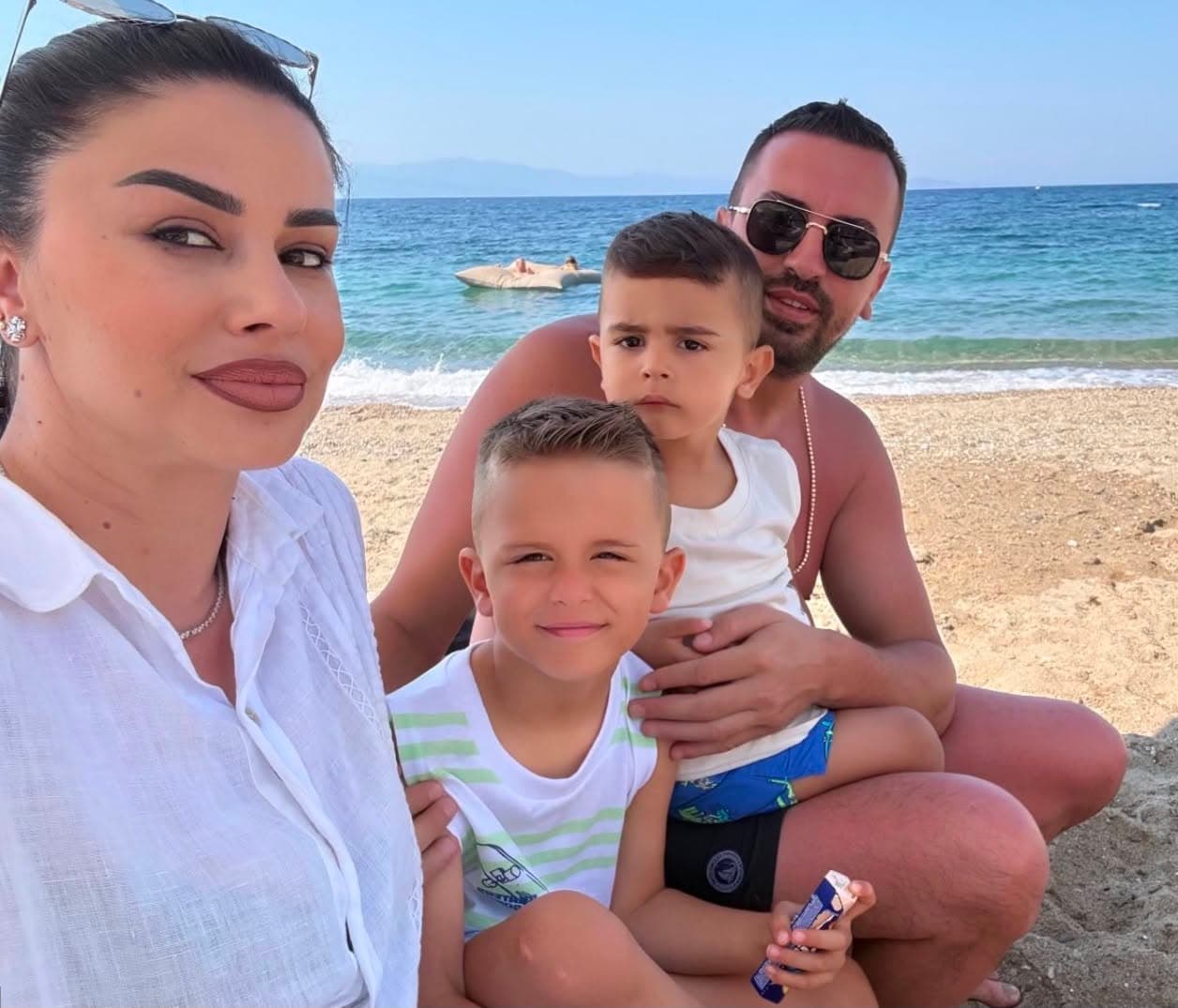 Featured image for Shkurte Gashi nis pushimet e verës, publikon foto me familjen e saj