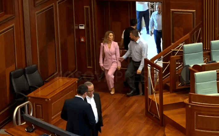 PDK e AAK në Kuvend, prezentë edhe Hamza e Haradinaj