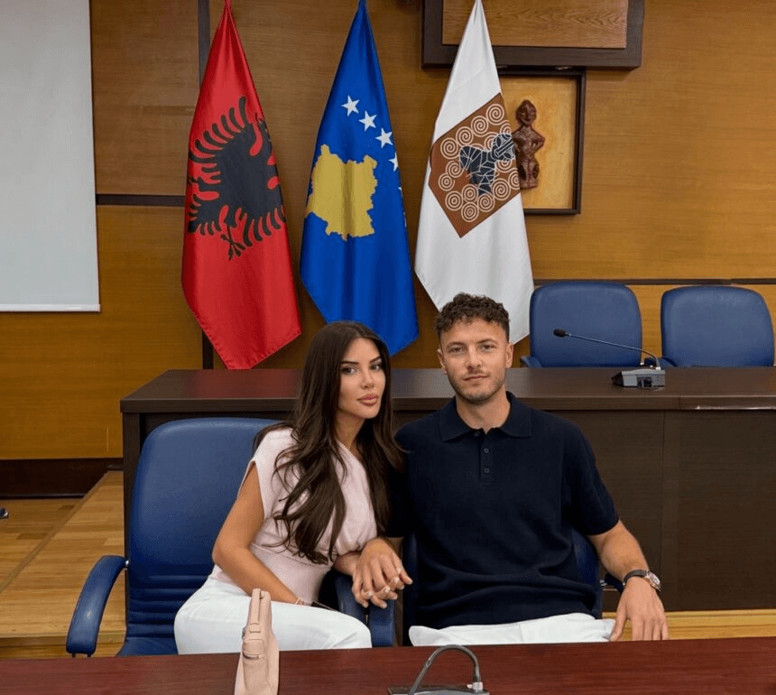 Featured image for Amir Rrahmani i jep fund beqarisë, kurorëzon martesën me Drita Stubllën
