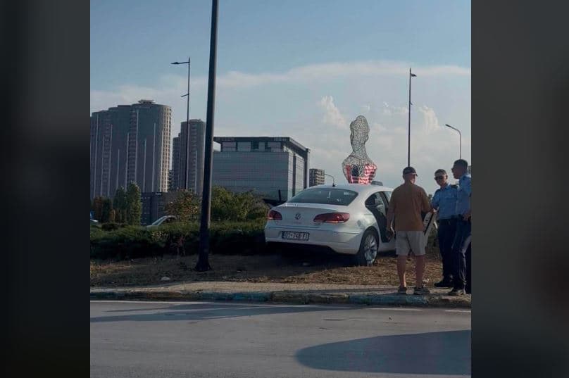 Vetura del nga rruga në rrethin e Dragodanit, policia në vendin e ngjarjes
